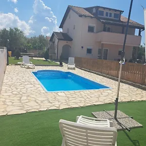 Apartment 100 C, Peroj